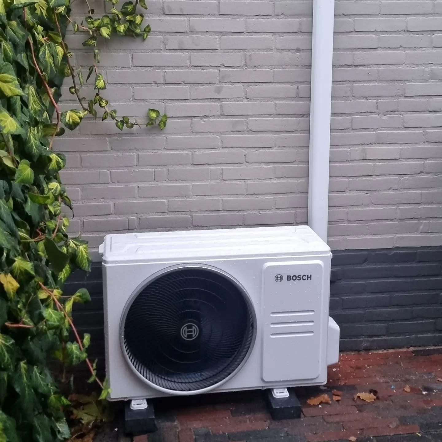 Bosch buitenunit op trillingsdempers bij een woning