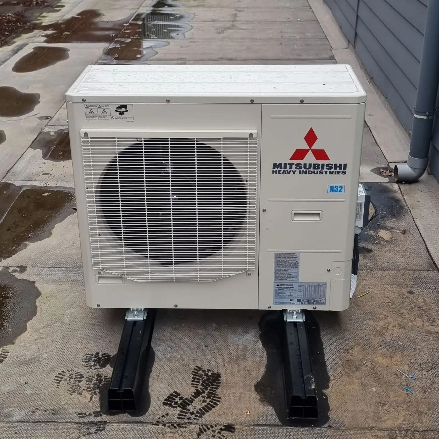 Mitsubishi buitenunit op het platte dak