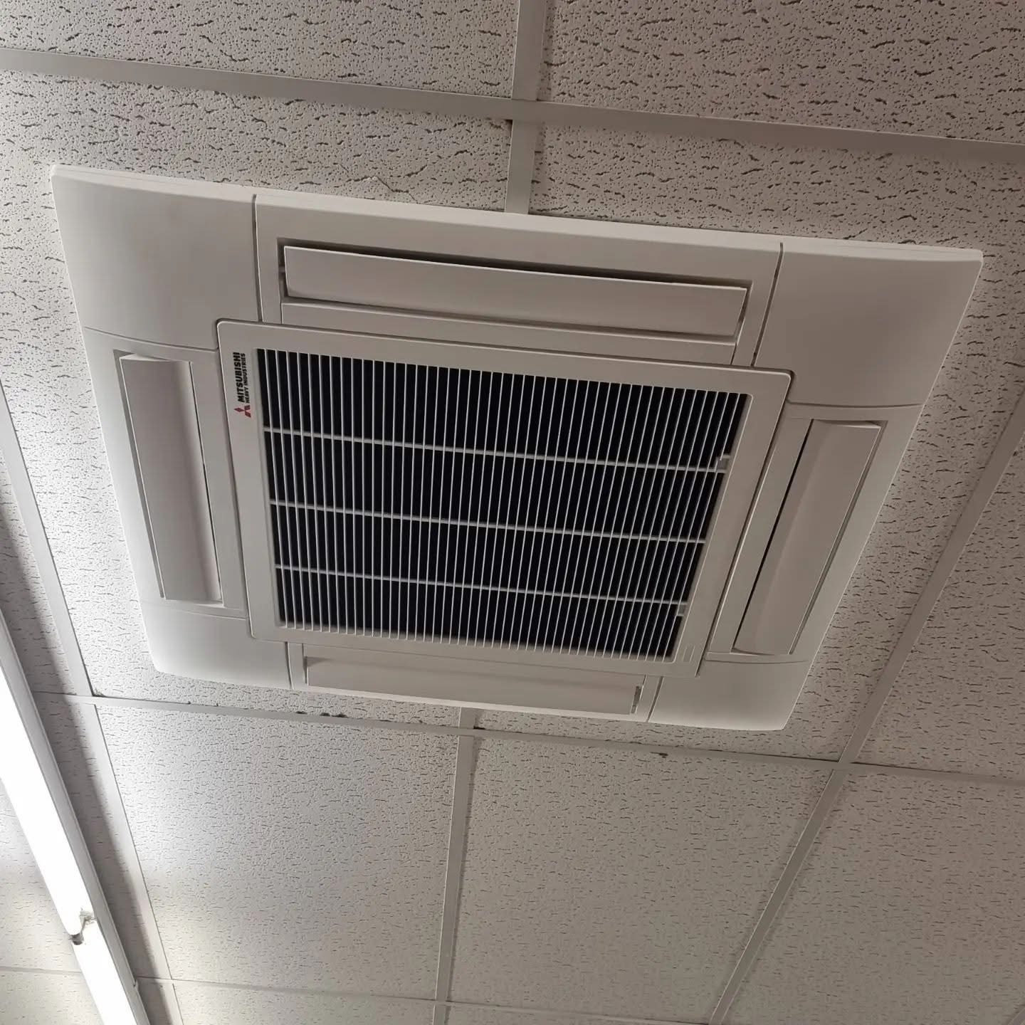 Plafondcassette-airco ingebouwd in een systeemplafond