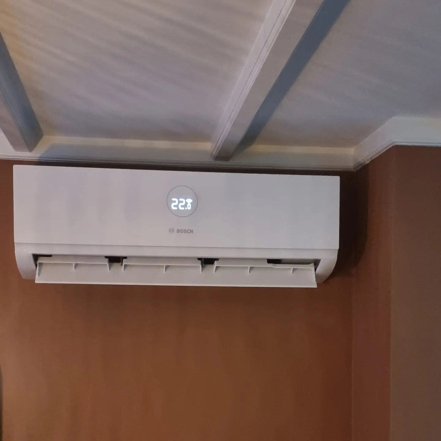 Bosch wandunit airco in een woonkamer