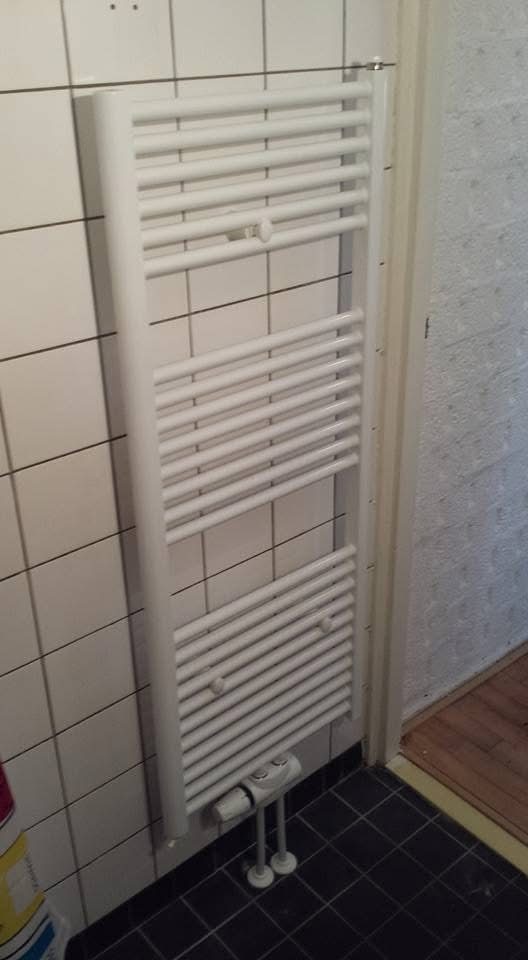 Designradiator gemonteerd in de badkamer