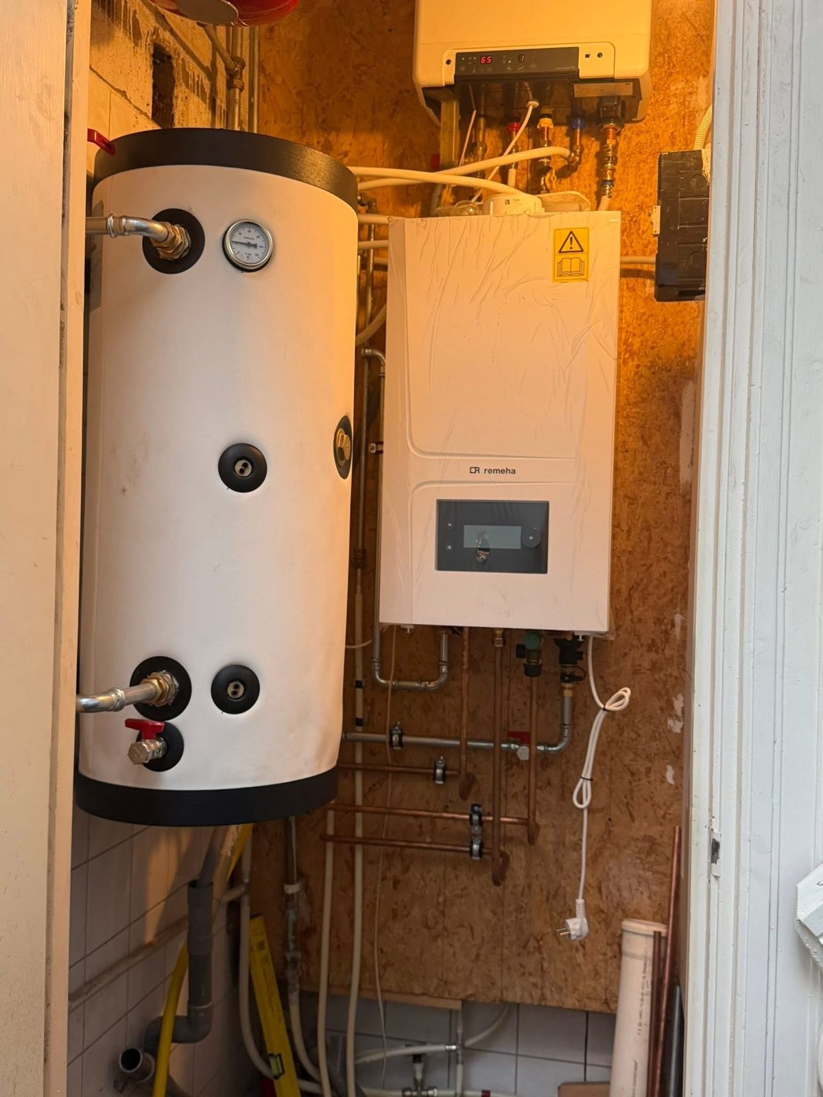 Boiler en cv-ketel aangesloten op nieuw leidingwerk