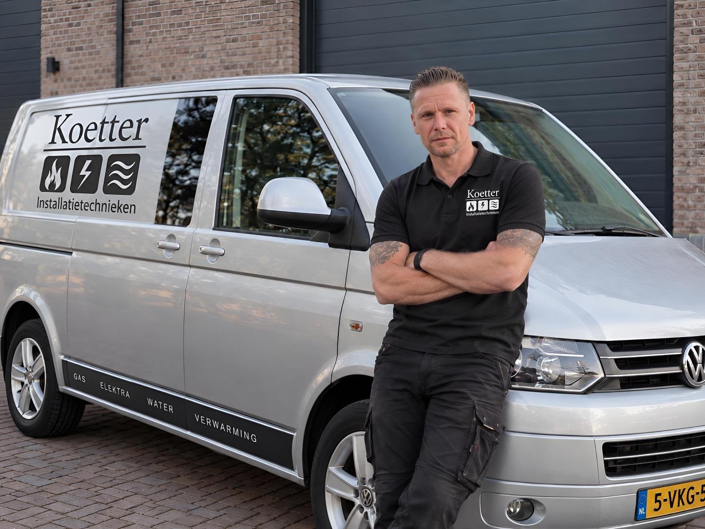 Martijn Koetter, eigenaar van Koetter Installatietechnieken, bij zijn bedrijfsbus in de nieuwe antraciet-huisstijl