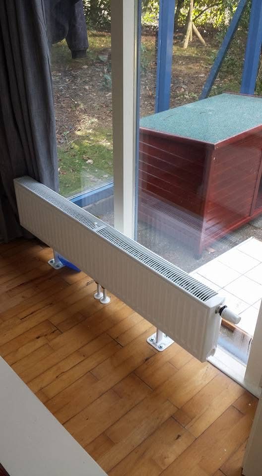Nieuwe radiator gemonteerd in de woonkamer