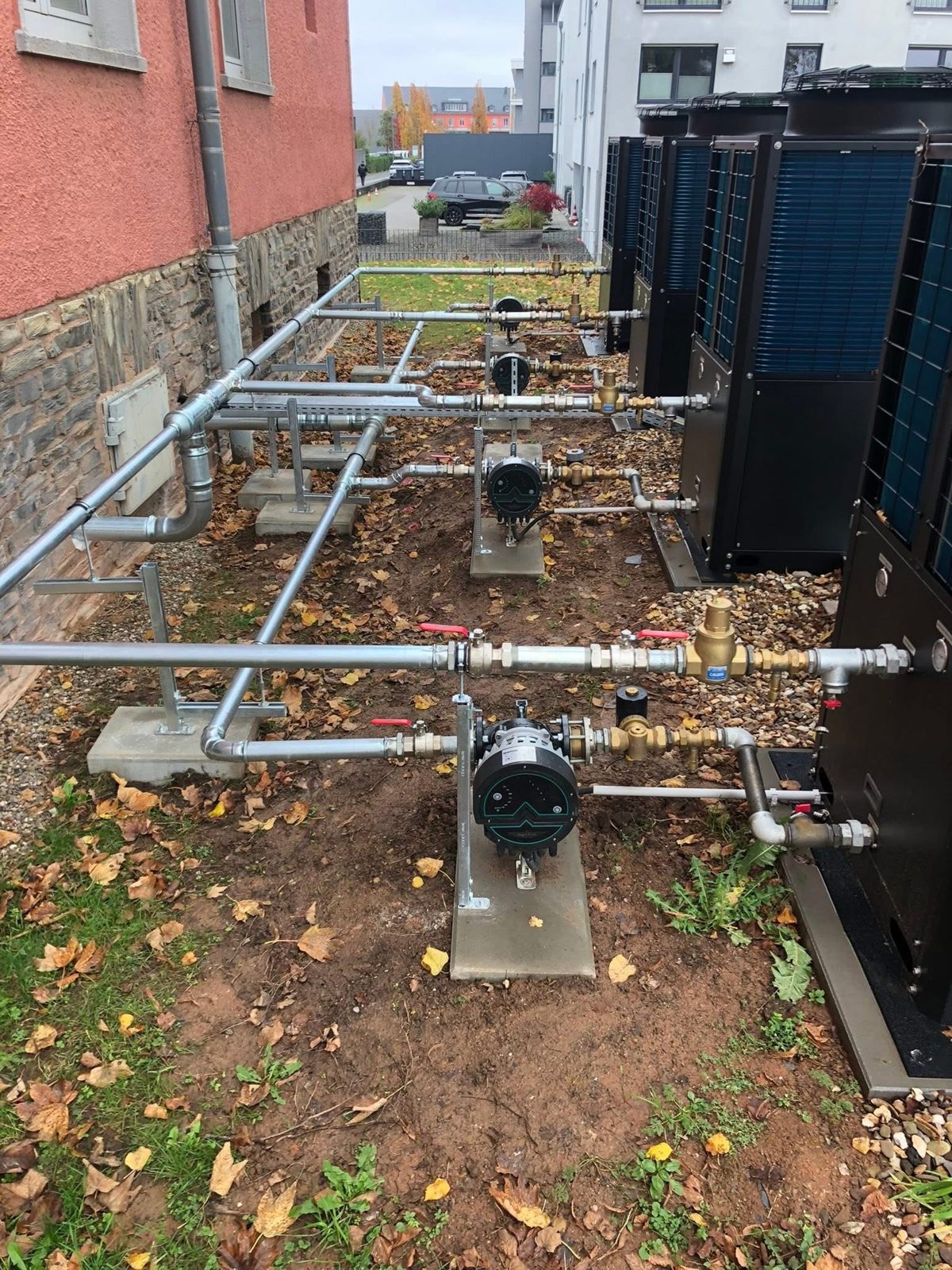 Groot warmtepompproject met meerdere buitenunits